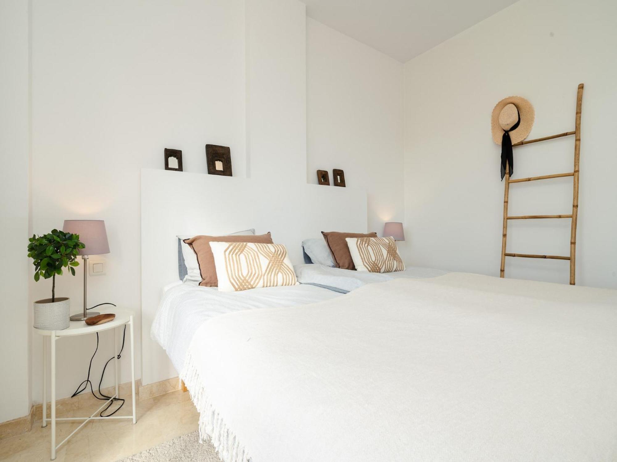 Lovely With Shared Pool Marbella